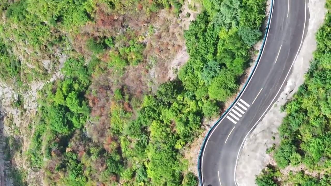 河南省辉县市薄壁镇南太行山区宝泉景区上的悬崖边上宝上路视频素材