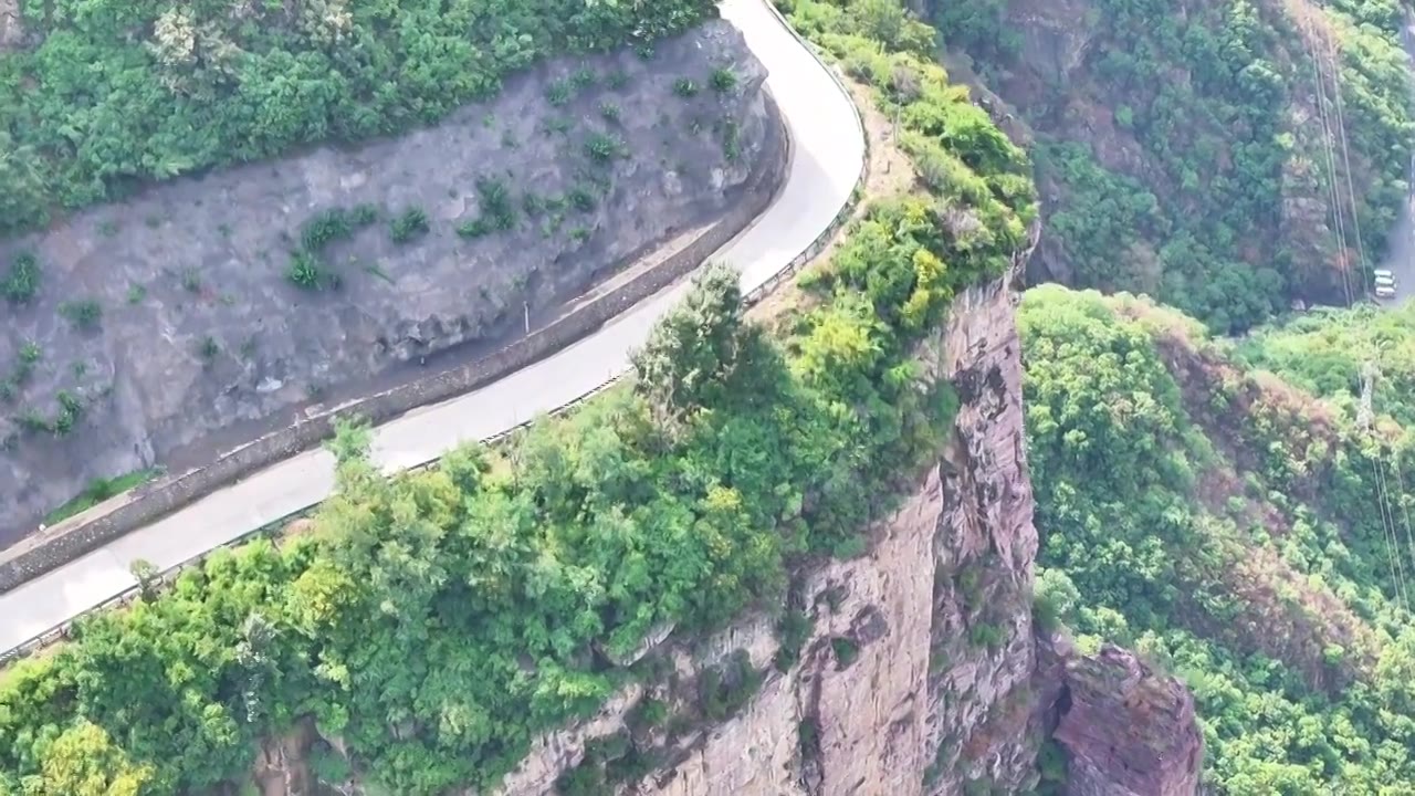 河南省辉县市薄壁镇南太行山区宝泉景区上的悬崖边上宝上路视频下载