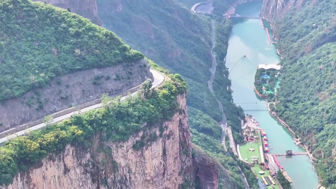 河南省辉县市薄壁镇南太行山区宝泉景区上的悬崖边上宝上路视频下载