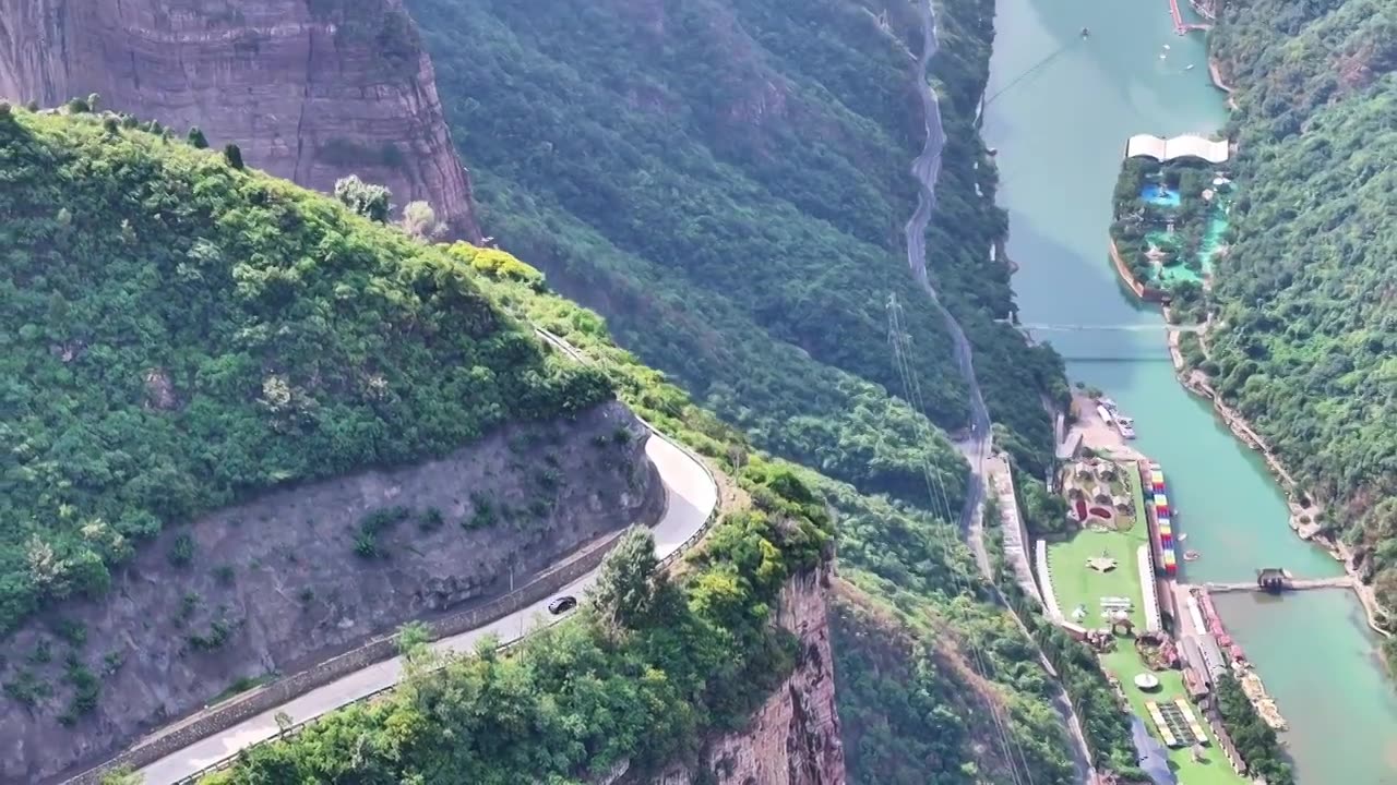 河南省辉县市薄壁镇南太行山区宝泉景区上的悬崖边上宝上路视频下载