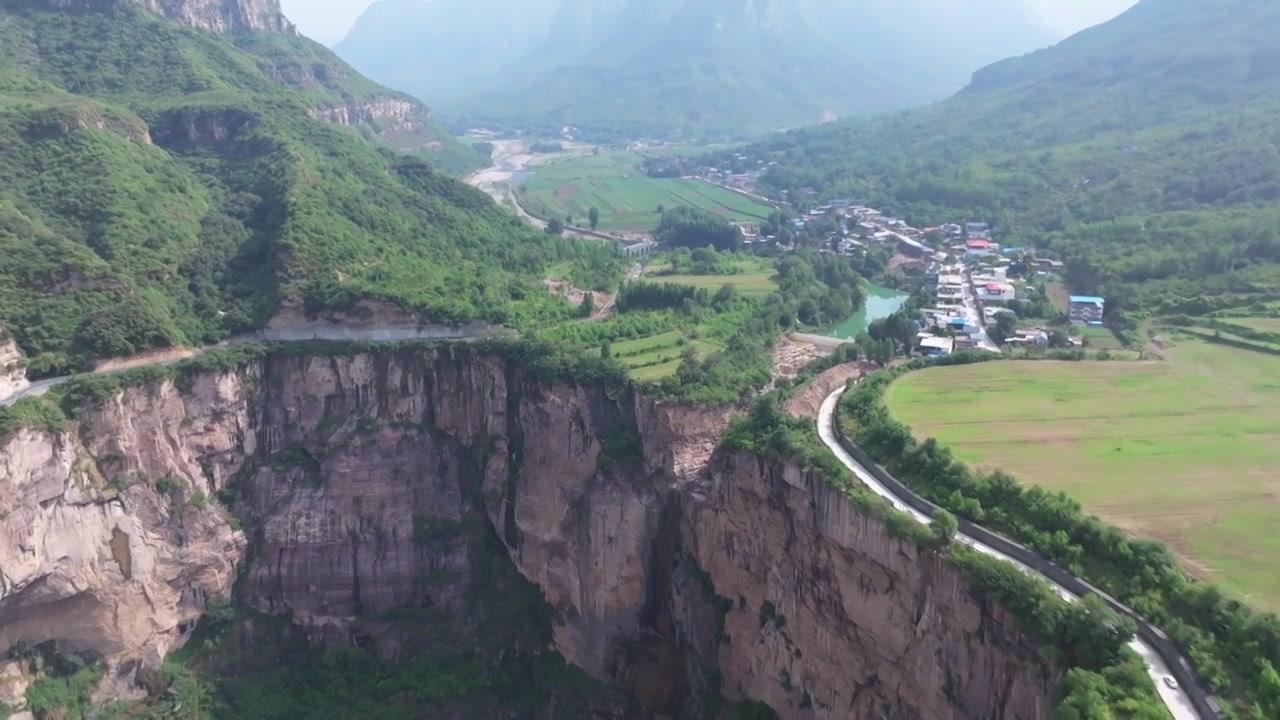 河南省辉县市薄壁镇南太行山区峡谷中的宝泉景区上游瀑布源头潭头村视频下载