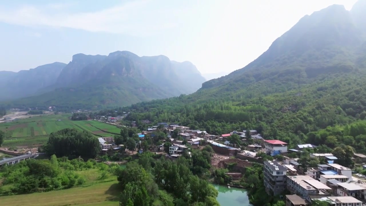 河南省辉县市薄壁镇南太行山区峡谷中的宝泉景区上游瀑布源头潭头村视频素材