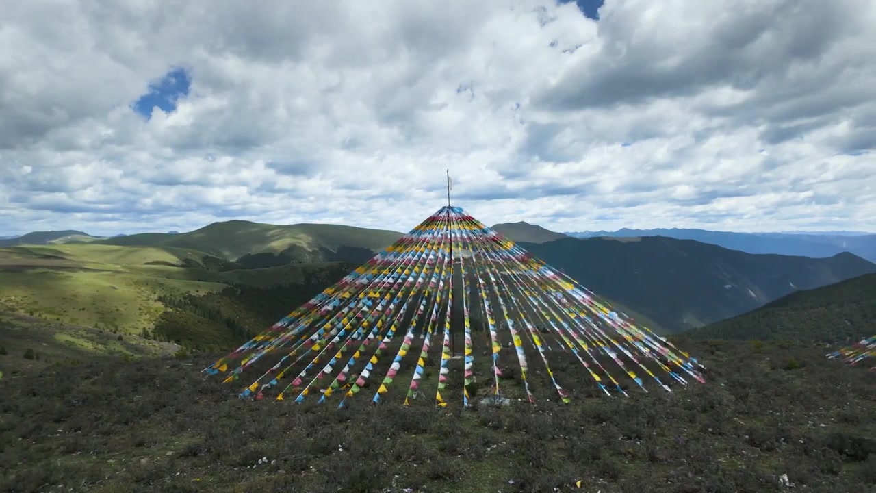 青藏高原藏区经幡随风飘扬宗教背景视频素材