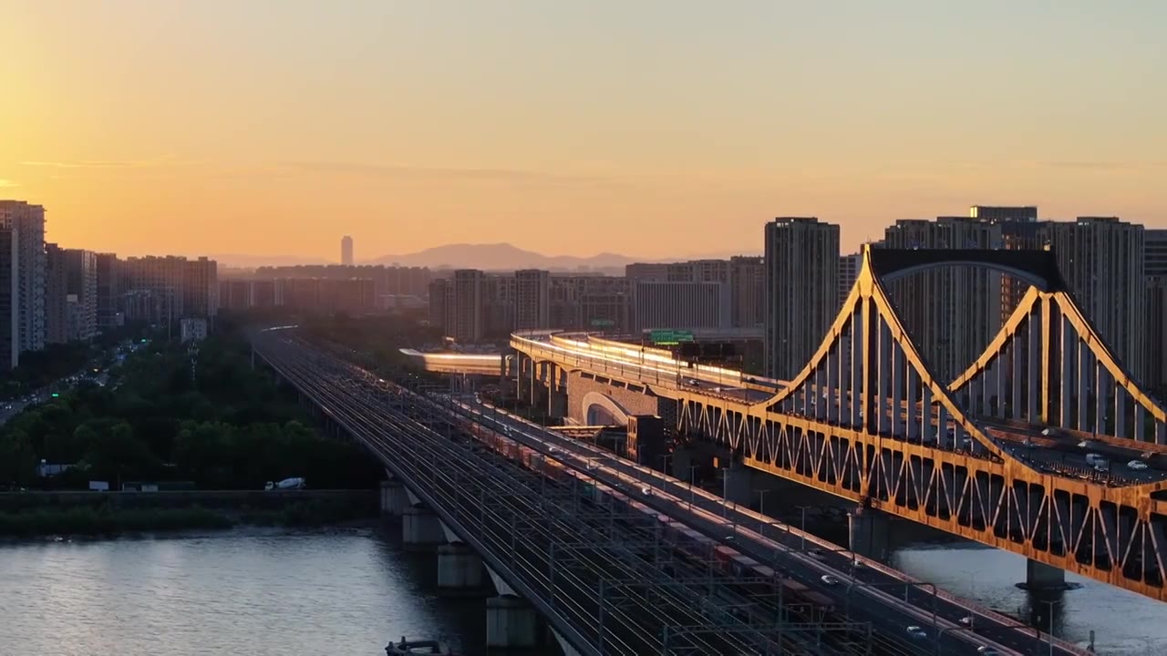 杭州金黄夕阳下的高铁视频下载