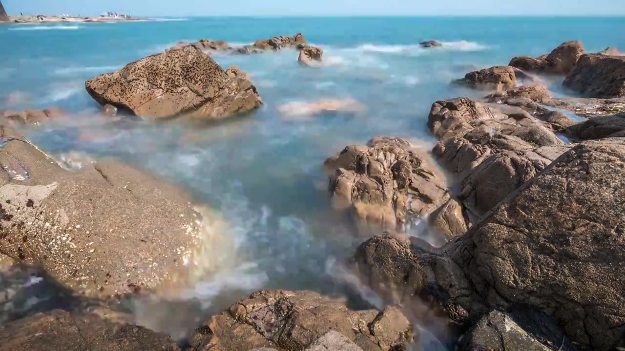 8K30P山东青岛情人坝礁石海浪海景延时视频视频素材