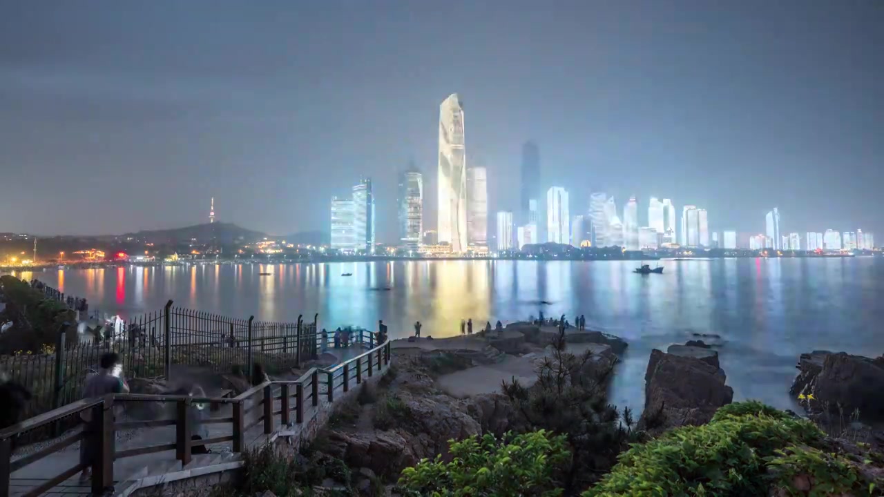 8K30P山东青岛第三海水浴场城市夜晚海景延时视频视频素材