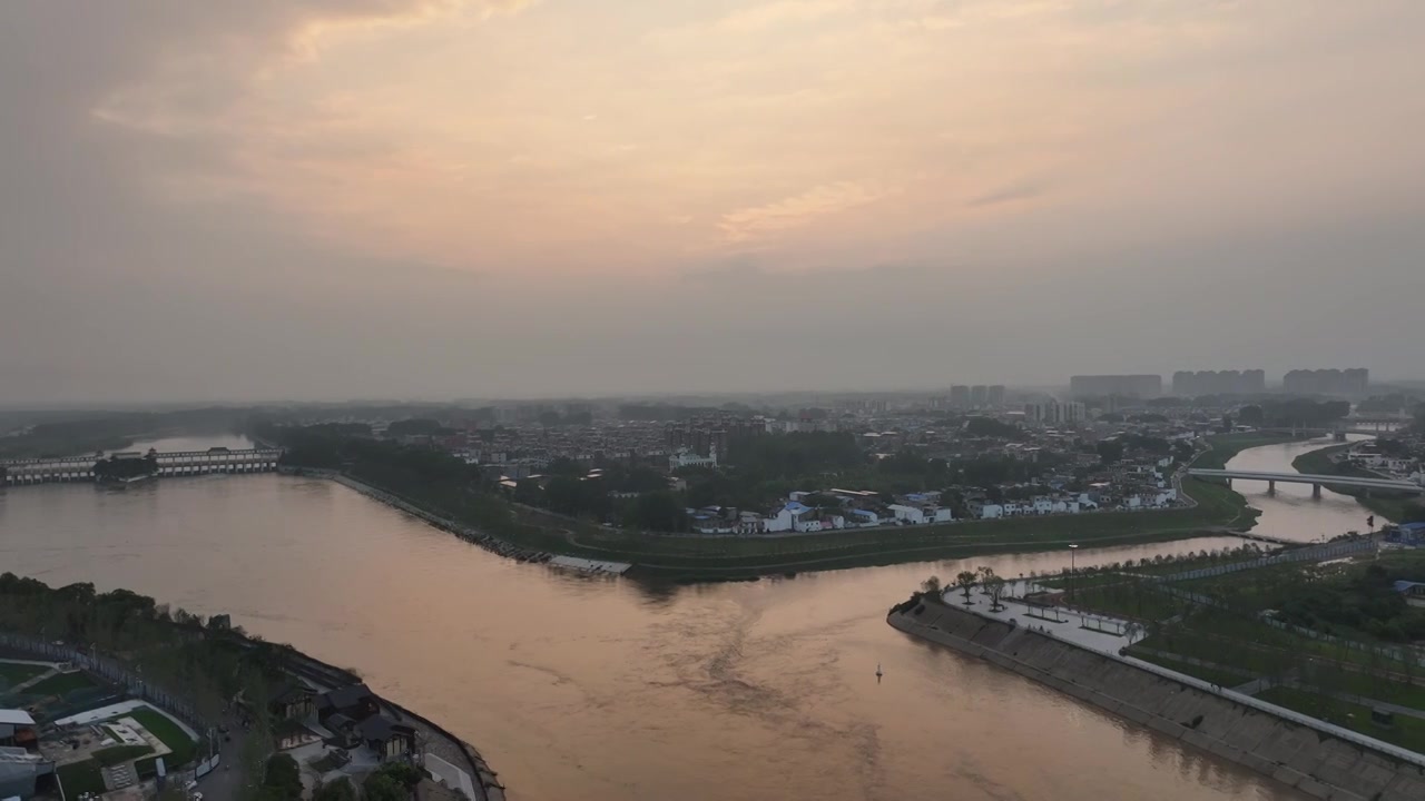 夏天周口川汇区沙颍河与贾鲁河河道泄洪场景视频素材