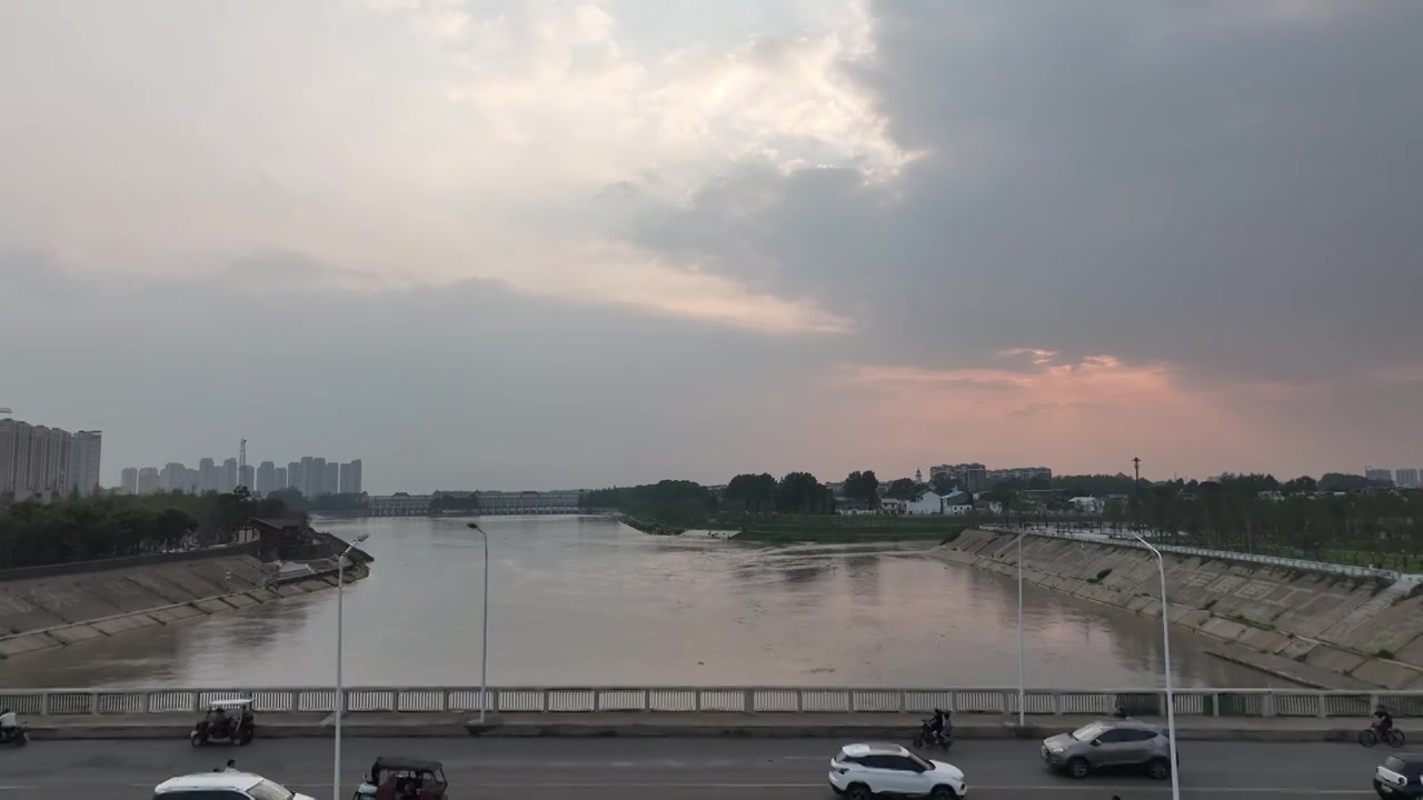 夏天周口川汇区沙颍河与贾鲁河河道泄洪场景视频素材