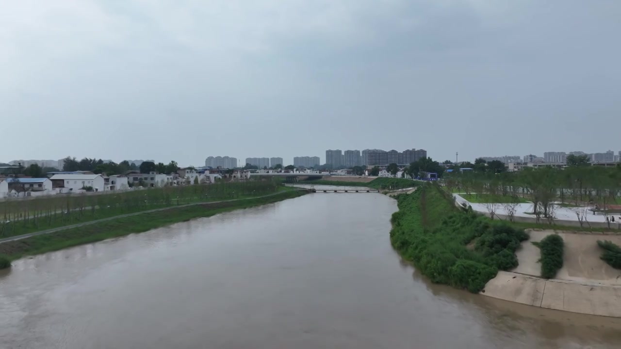 夏天雨季周口川汇区贾鲁河河道泄洪场景视频素材