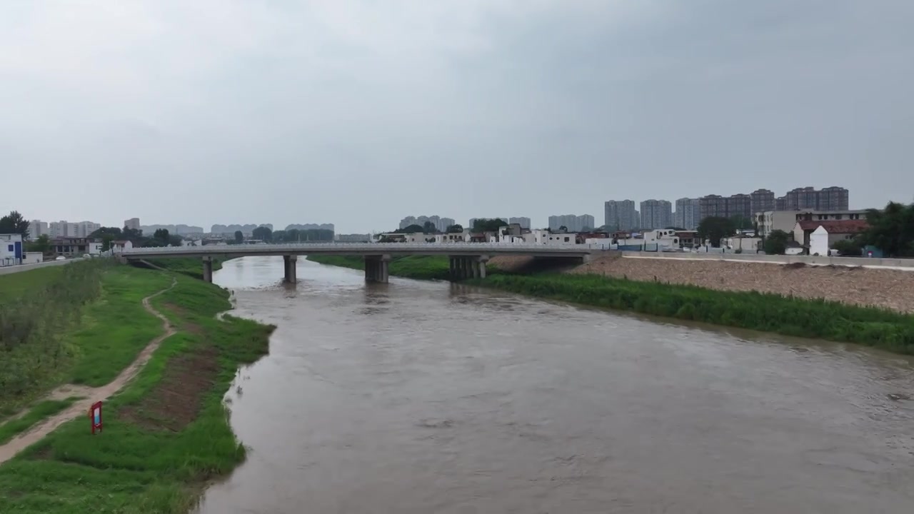 夏天雨季周口川汇区贾鲁河河道泄洪场景视频素材