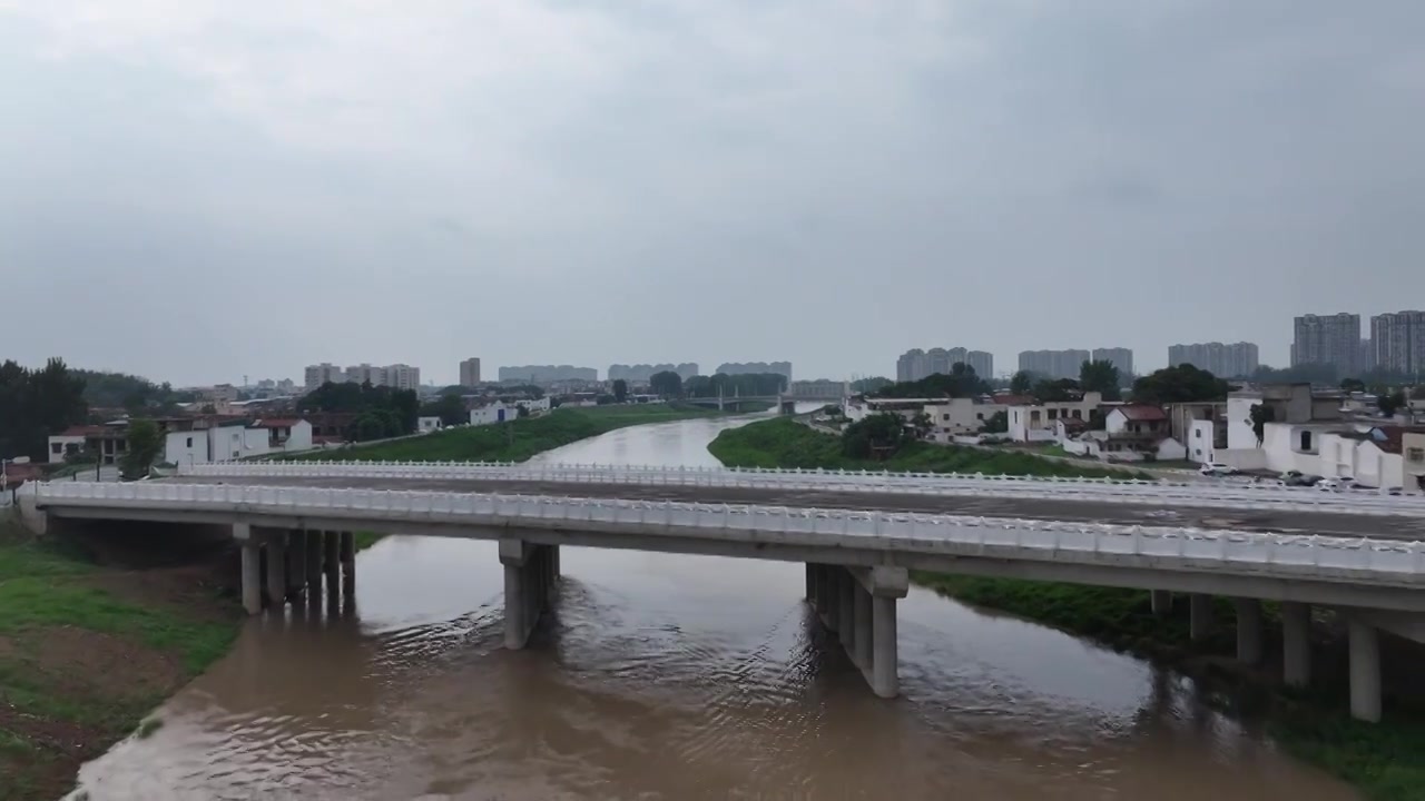 夏天雨季周口川汇区贾鲁河河道泄洪场景视频素材