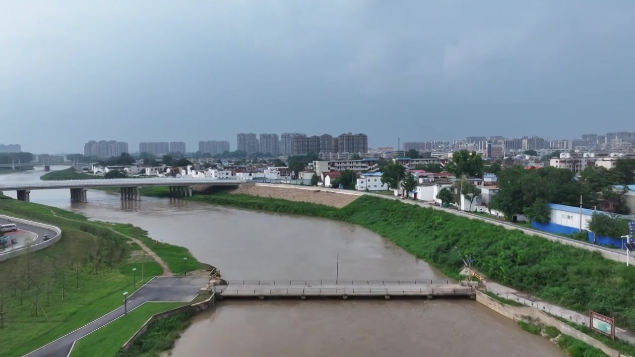 夏天雨季周口川汇区贾鲁河河道泄洪场景视频素材