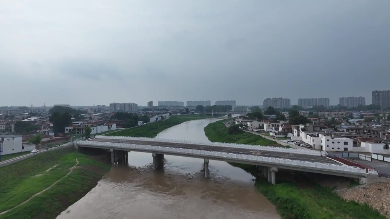 夏天雨季周口川汇区贾鲁河河道泄洪场景视频素材