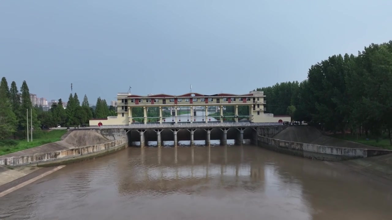 夏天雨季周口川汇区贾鲁河小闸水坝水闸河道泄洪场景视频素材