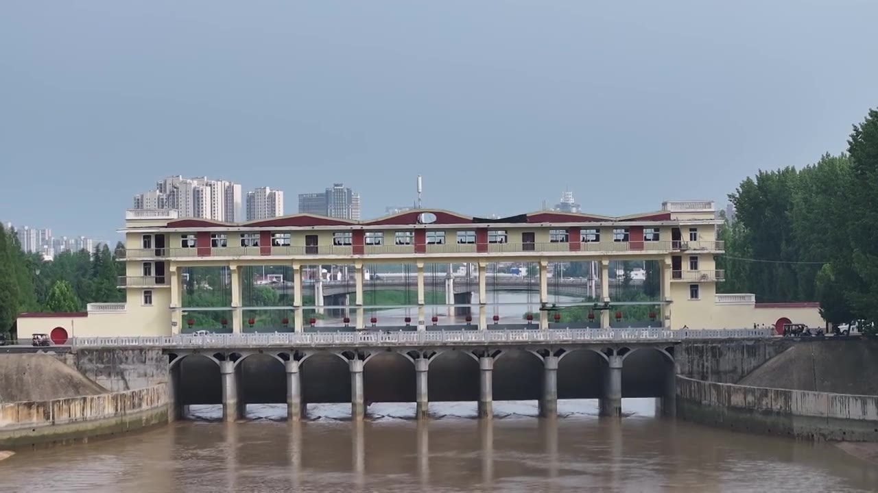 夏天雨季周口川汇区贾鲁河小闸水坝水闸河道泄洪场景视频素材