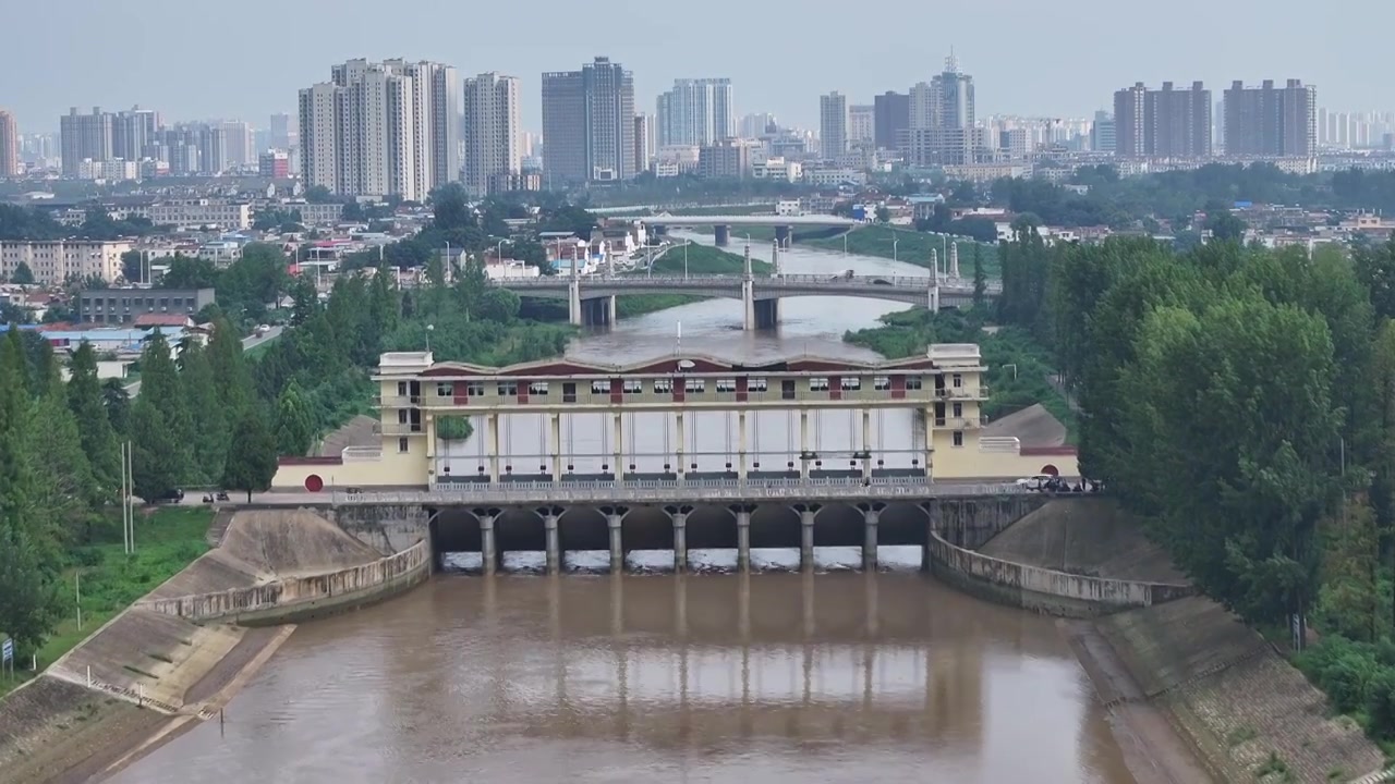 夏天雨季周口川汇区贾鲁河小闸水坝水闸河道泄洪场景视频素材