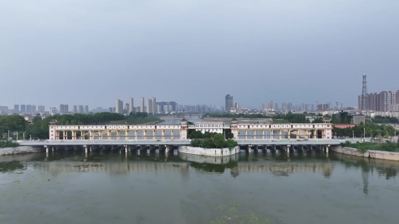 夏天雨季周口川汇区沙颍河大闸水坝水闸开闸泄洪场景视频素材