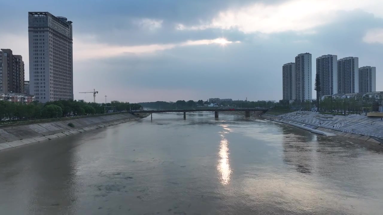 夏天雨季周口川汇区沙颍河大闸水坝水闸开闸泄洪场景视频素材