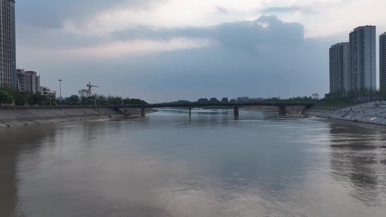 夏天雨季周口川汇区沙颍河大闸水坝水闸开闸泄洪场景视频素材