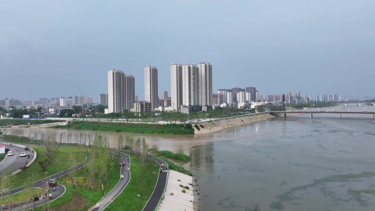 夏天雨季周口川汇区沙颍河与贾鲁河泄洪城市天际线视频素材