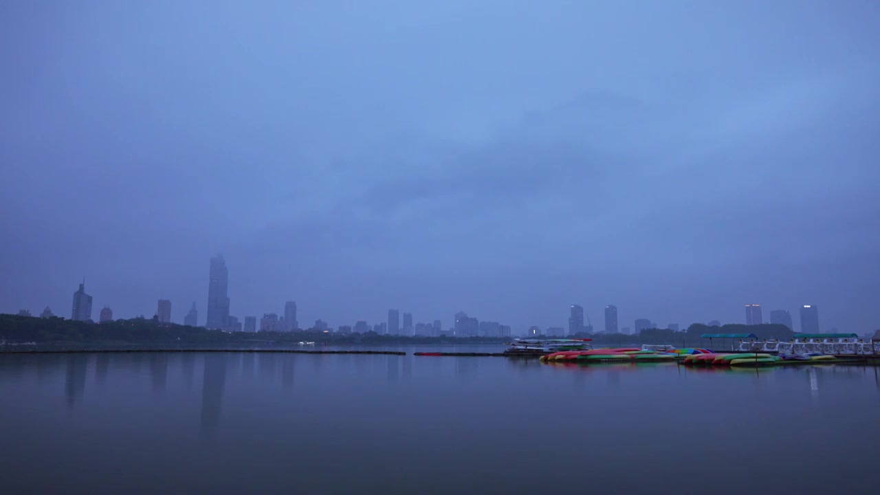 雨天的玄武湖视频下载