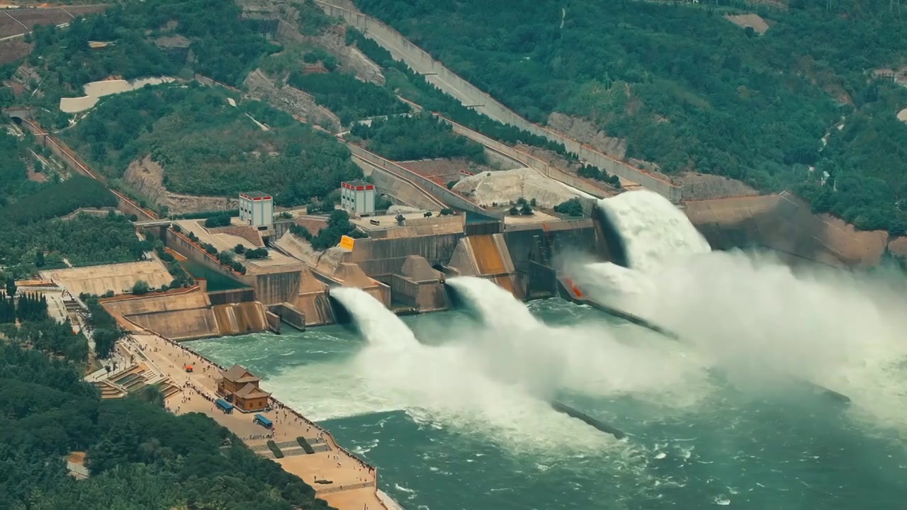 全景航拍小浪底水利枢纽汛前调水盛况视频素材