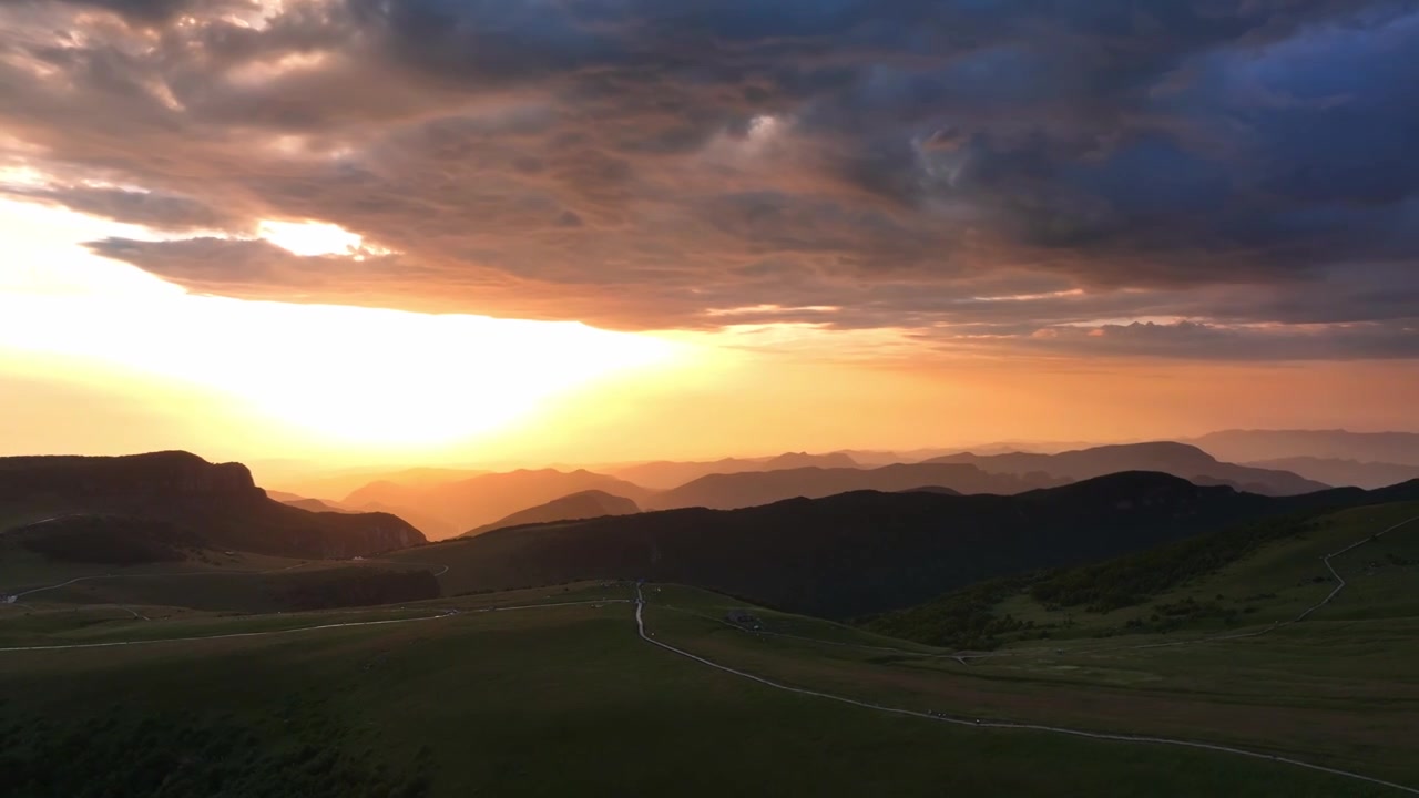 航拍山西舜王坪亚高山草甸日出美景及远处的群山视频素材