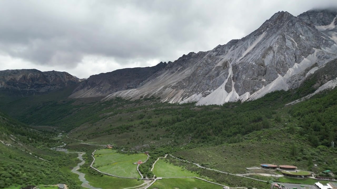 航拍稻城亚丁夏诺多吉神山风景视频素材