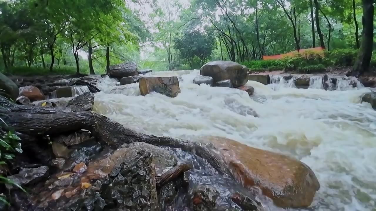 山里瀑布慢镜 浪花溪流 雨水 流水 冲击 冲撞 礁石 夏天 山洪暴发 洪水视频素材