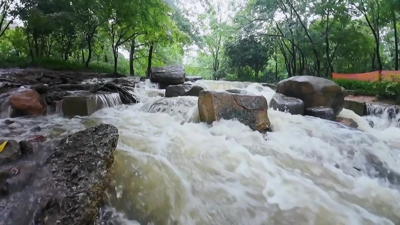 山里瀑布慢镜 浪花溪流 雨水 流水 冲击 冲撞 礁石 夏天 山洪暴发 洪水视频素材