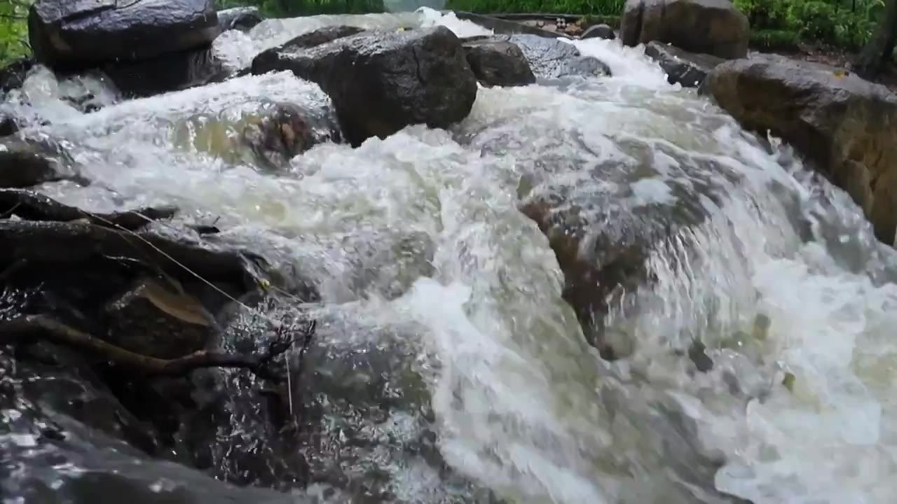 山里瀑布慢镜 浪花溪流 雨水 流水 冲击 冲撞 礁石 夏天 山洪暴发 洪水视频素材