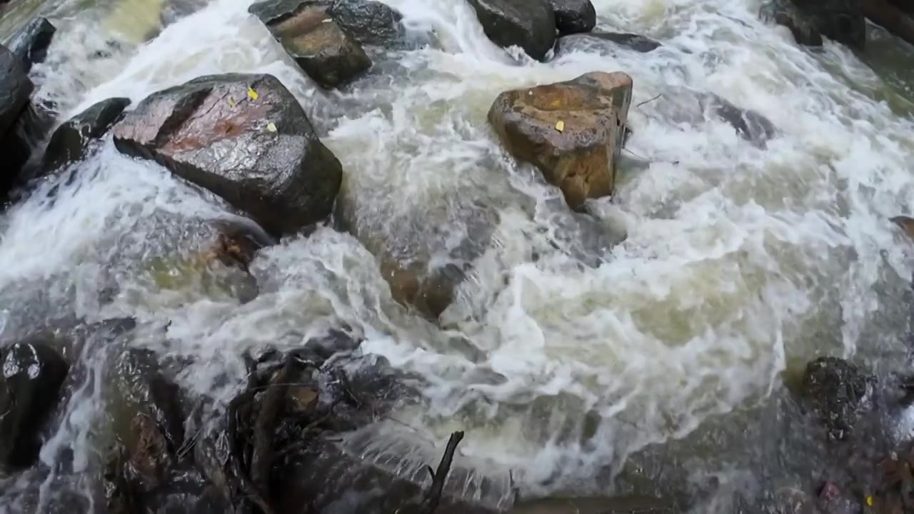 山里瀑布慢镜 浪花溪流 雨水 流水 冲击 冲撞 礁石 夏天 山洪暴发 洪水视频素材