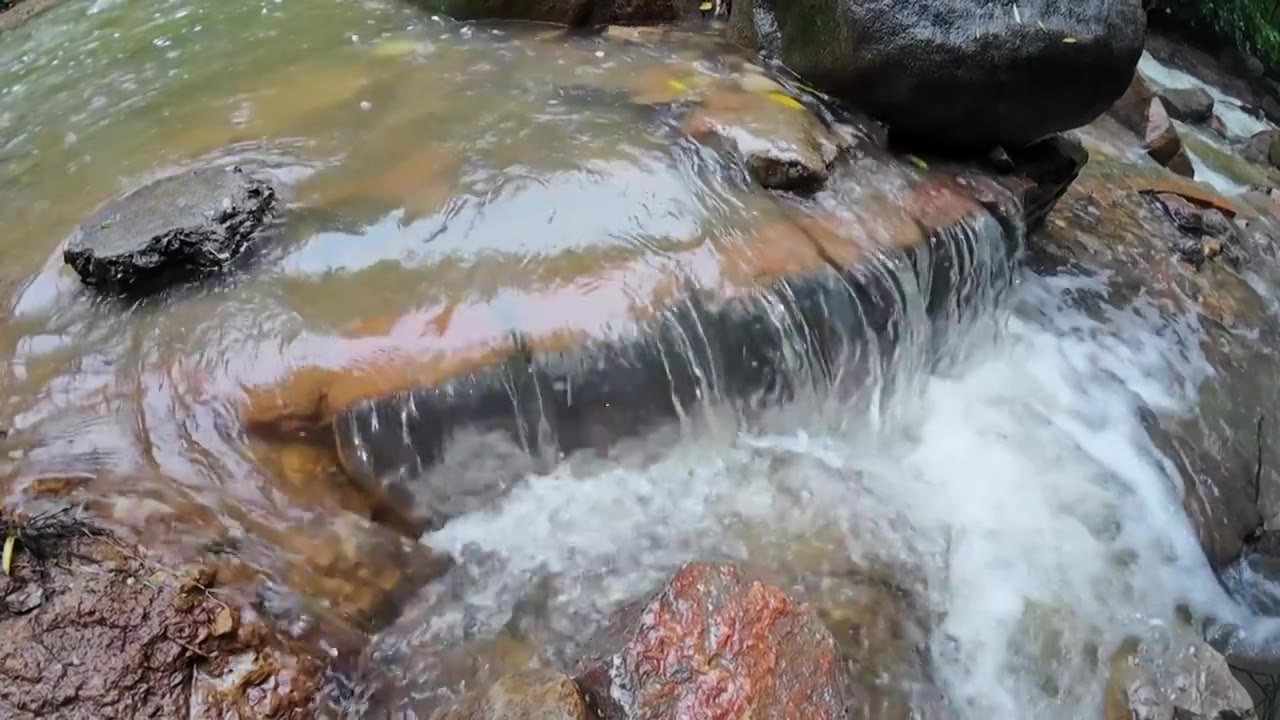 山里瀑布慢镜 浪花溪流 雨水 流水 冲击 冲撞 礁石 夏天 山洪暴发 洪水视频素材