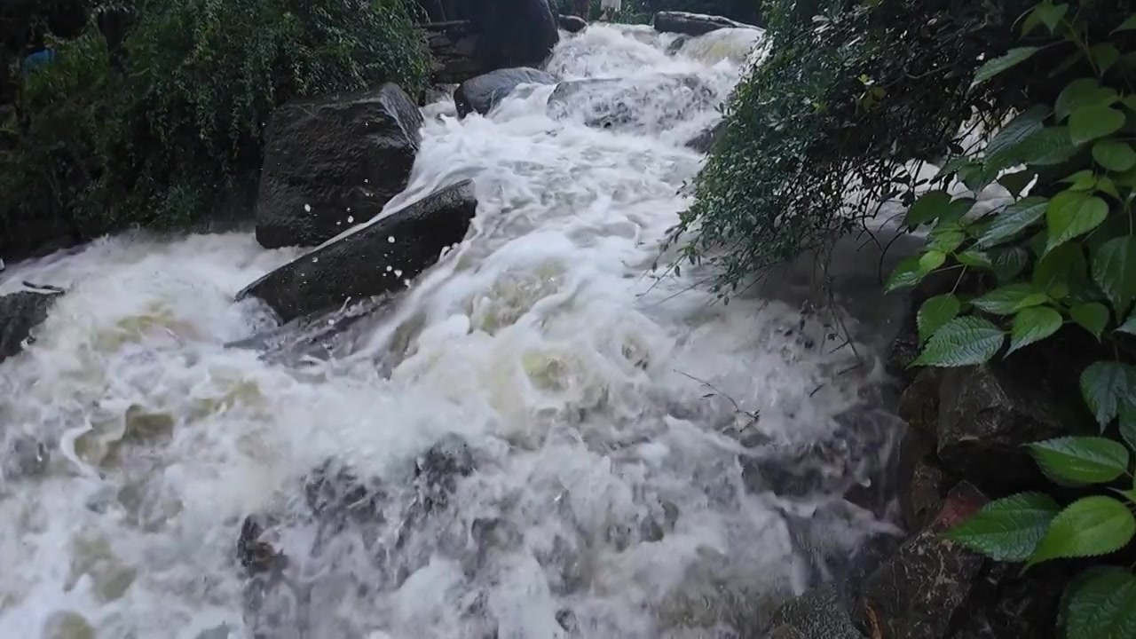 山里瀑布慢镜 浪花溪流 雨水 流水 冲击 冲撞 礁石 夏天 山洪暴发 洪水视频素材