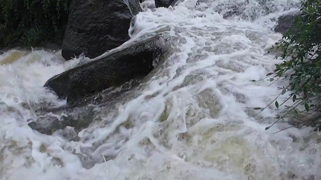 山里瀑布慢镜 浪花溪流 雨水 流水 冲击 冲撞 礁石 夏天 山洪暴发 洪水视频素材