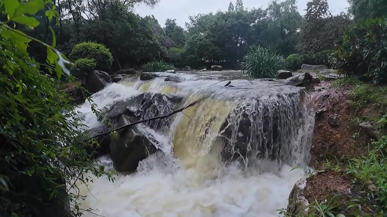 山里瀑布慢镜 浪花溪流 雨水 流水 冲击 冲撞 礁石 夏天 山洪暴发 洪水视频素材