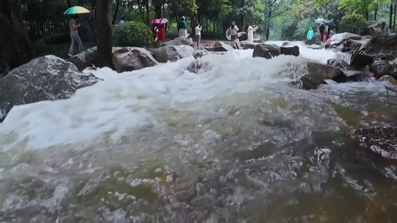 山里瀑布慢镜 浪花溪流 雨水 流水 冲击 冲撞 礁石 夏天 山洪暴发 洪水视频素材