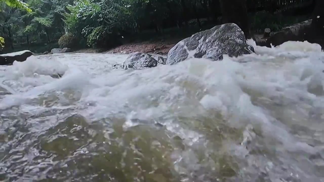 山里瀑布慢镜 浪花溪流 雨水 流水 冲击 冲撞 礁石 夏天 山洪暴发 洪水视频素材