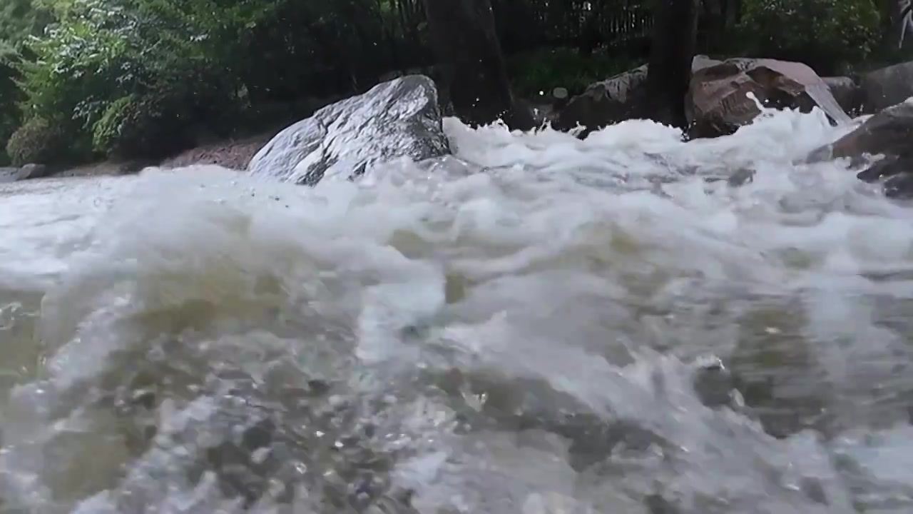 山里瀑布慢镜 浪花溪流 雨水 流水 冲击 冲撞 礁石 夏天 山洪暴发 洪水视频素材