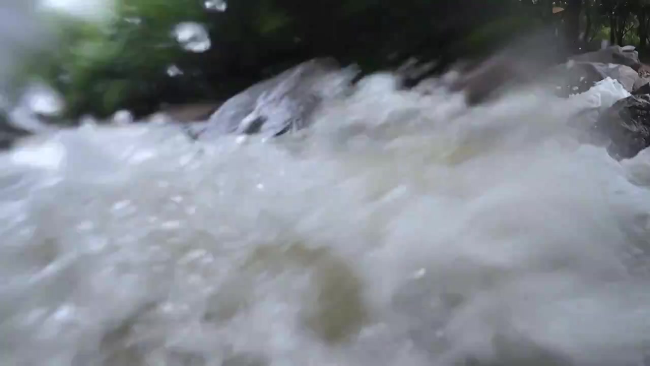 山里瀑布慢镜 浪花溪流 雨水 流水 冲击 冲撞 礁石 夏天 山洪暴发 洪水视频素材