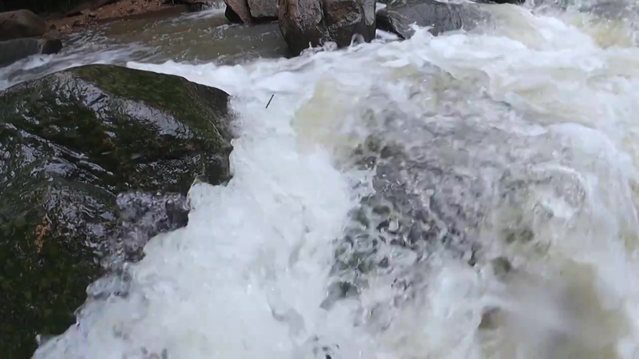 山里瀑布慢镜 浪花溪流 雨水 流水 冲击 冲撞 礁石 夏天 山洪暴发 洪水视频素材