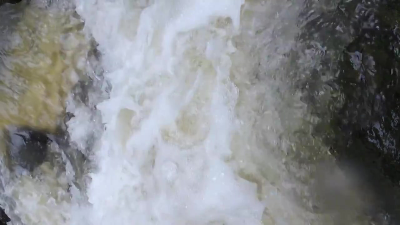 山里瀑布慢镜 浪花溪流 雨水 流水 冲击 冲撞 礁石 夏天 山洪暴发 洪水视频素材