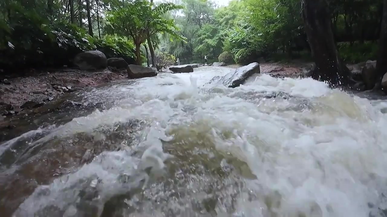 山里瀑布慢镜 浪花溪流 雨水 流水 冲击 冲撞 礁石 夏天 山洪暴发 洪水视频素材