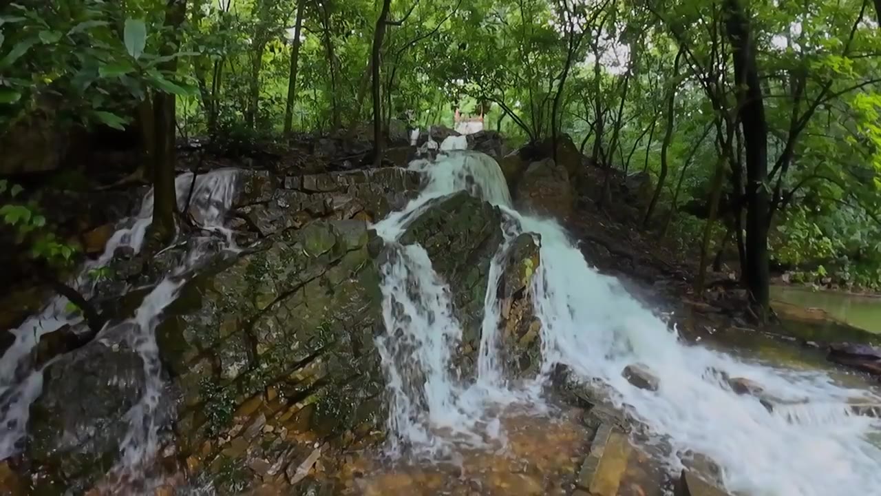 山里瀑布慢镜 浪花溪流 雨水 流水 冲击 冲撞 礁石 夏天 山洪暴发 洪水视频素材