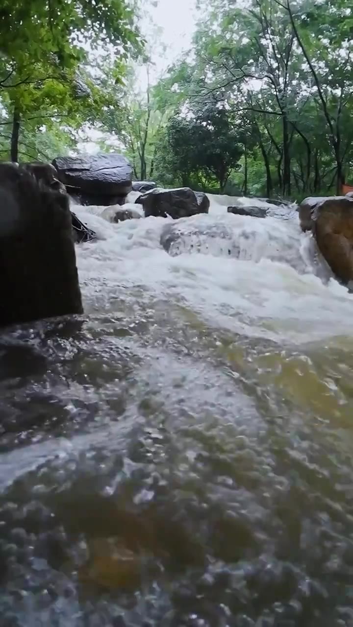 （竖屏）山里瀑布慢镜 浪花溪流 雨水 流动 冲击 冲撞 礁石 夏天 山洪暴发 洪水视频素材