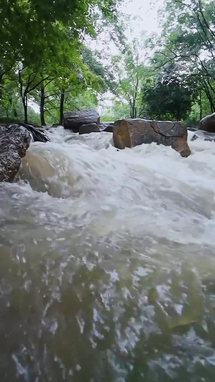 （竖屏）山里瀑布慢镜 浪花溪流 雨水 流动 冲击 冲撞 礁石 夏天 山洪暴发 洪水视频素材