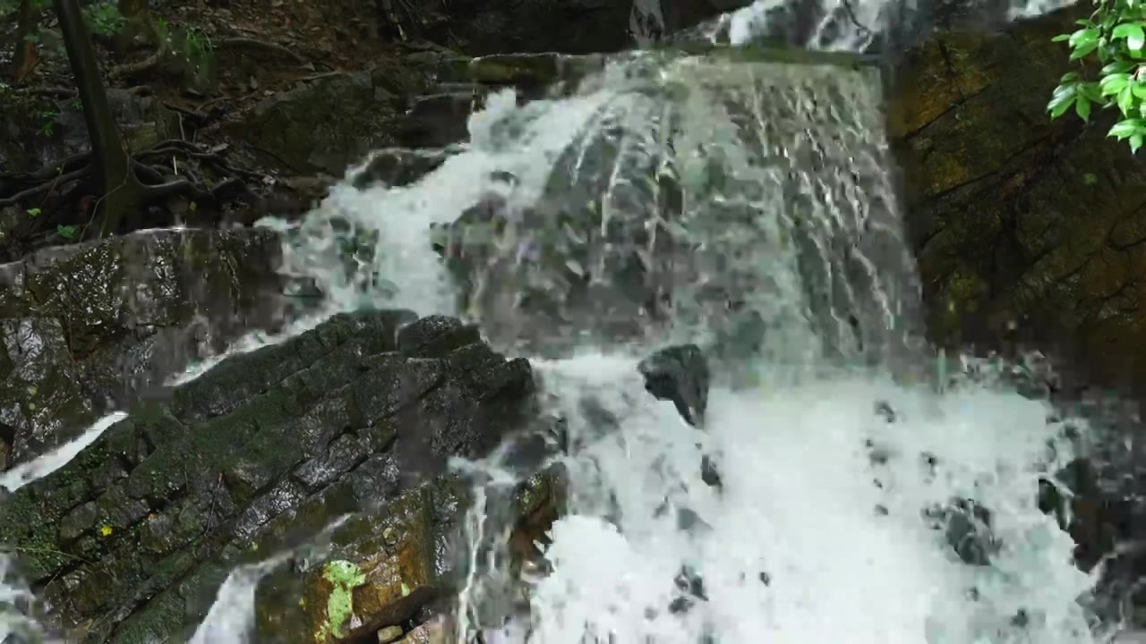 山间瀑布 生态 环境 流水 流动生态 低碳岩石击打拍打视频素材