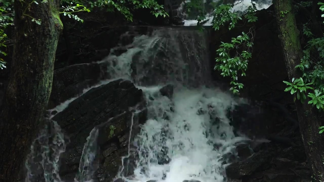 山间瀑布 生态 环境 流水 流动生态 低碳岩石击打拍打视频素材