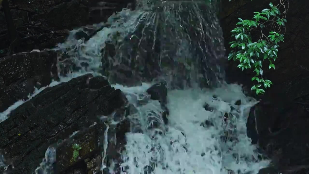 山间瀑布 生态 环境 流水 流动生态 低碳岩石击打拍打视频素材