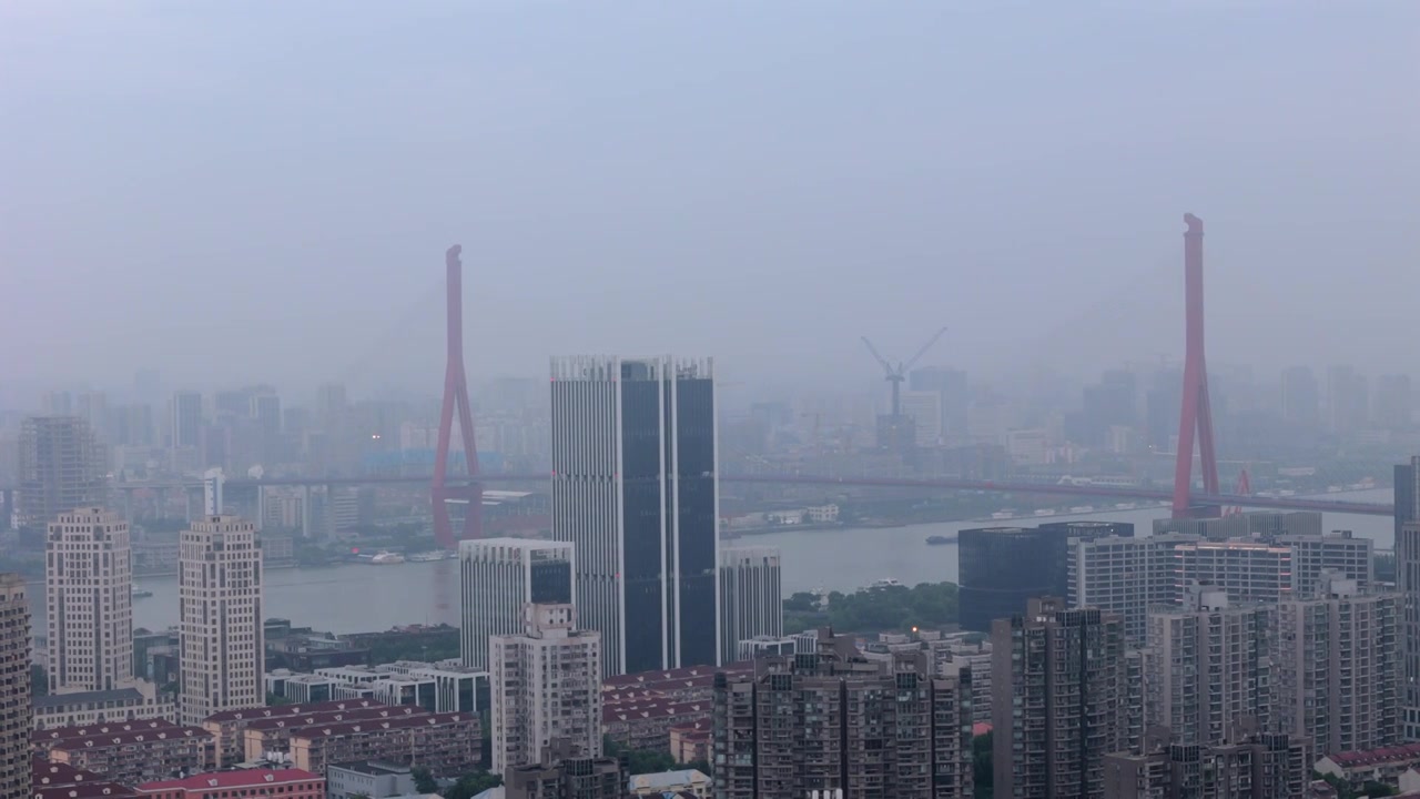 雨后黎明中的杨浦大桥视频素材